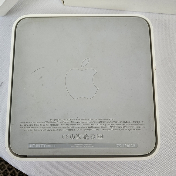 Apple AirPort Extreme MA073LL/A A1143 802.11n Wi-Fi Wireless Base Station - Picture 7 of 7
